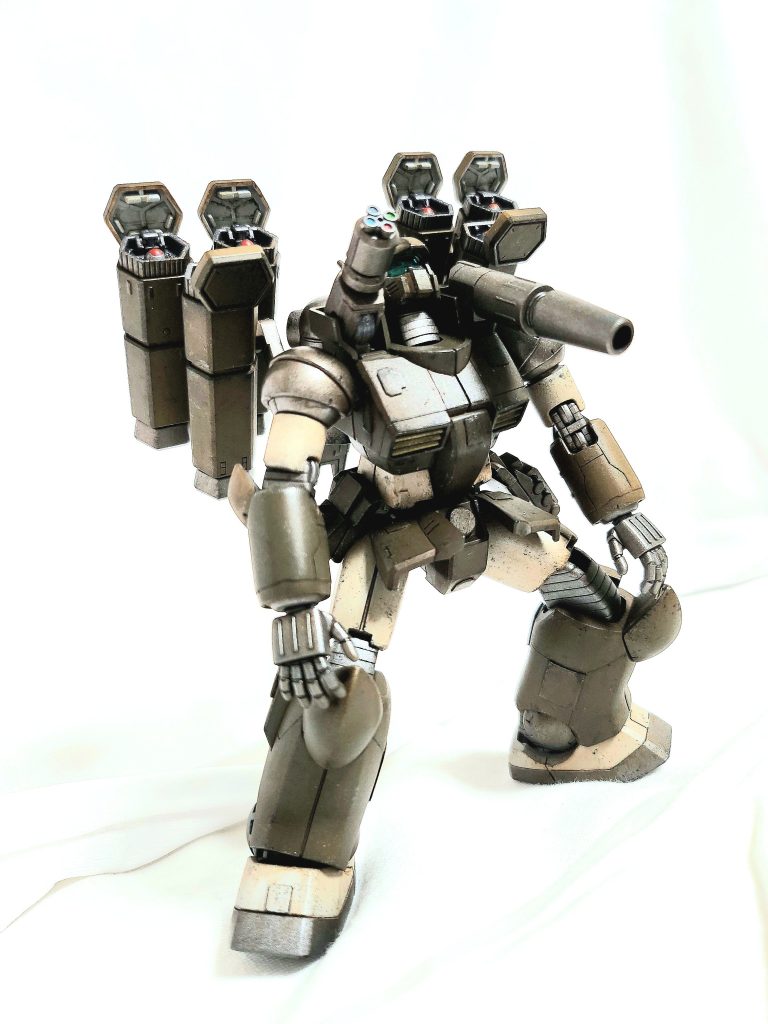 射撃姿勢では、MLRS本体が上方に移動し、ミサイル射出時の後方爆風に対処する。