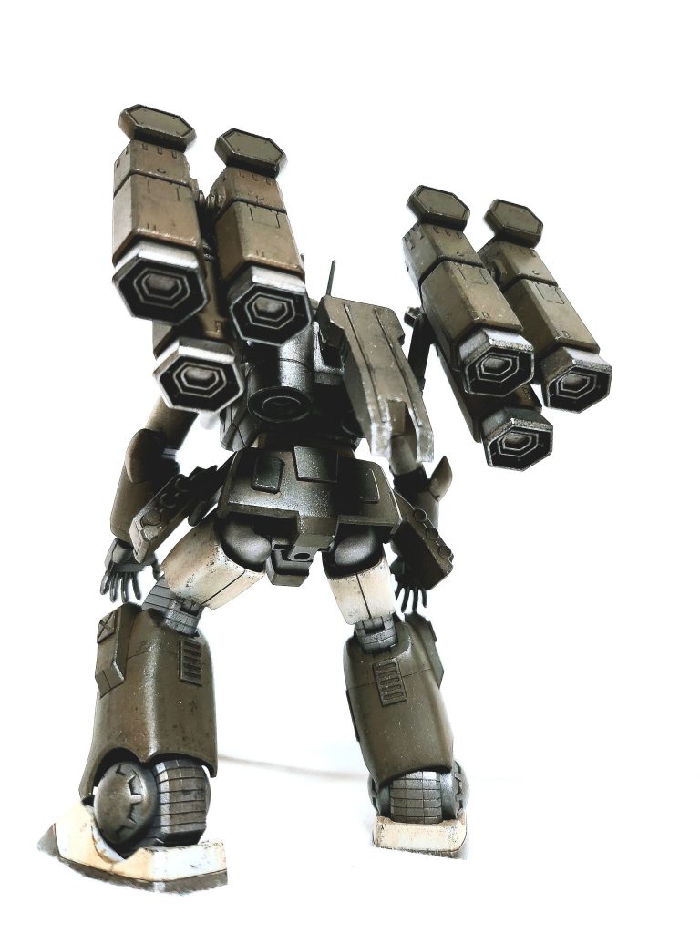 射撃目標が定まったならば中央のアウトリガーを地面に突き刺し、ミサイル射出の反動に耐える仕組みになっている。残念ながら今回の作品にはそのギミックを付けることは難しかった。