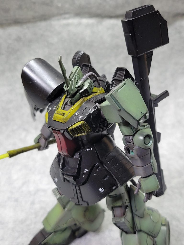 まず特徴的な顔と左肩のトゲ