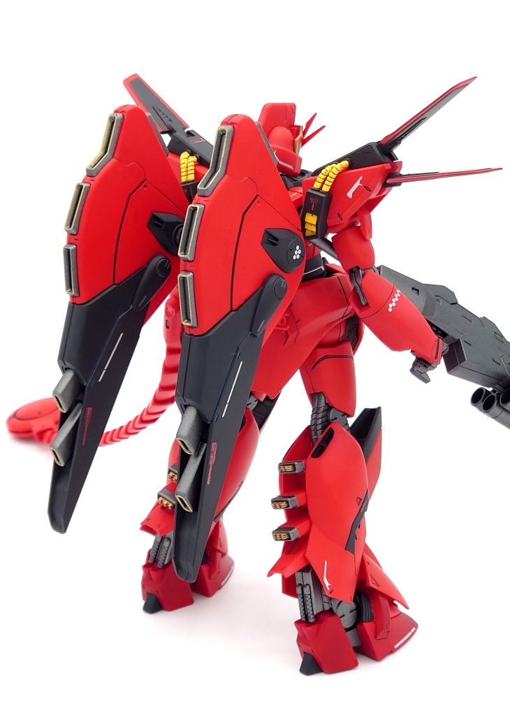 地味な改修ポイント・ふくらはぎのバーニアにフィンを追加・ふくらはぎの装甲裏側の肉抜きを埋めて処理・サイドスカートをリアスカートと一体化・隣同士が繋がってしまっていた肩のケーブルを削って一本ずつに見えるように