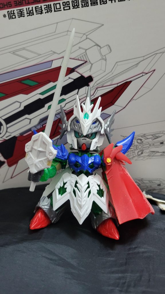 改造時將斗篷部分分離一部分改造成劍另一部分的斗篷改造成左面薄甲斗篷