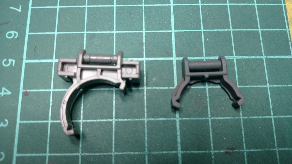 左側の部品、これは使用しない部品なのですが右側の部品(左腕とシールドを固定する部品)と似ています。 写真撮影中に気付いたのですが内側の突起を削ってあげると…