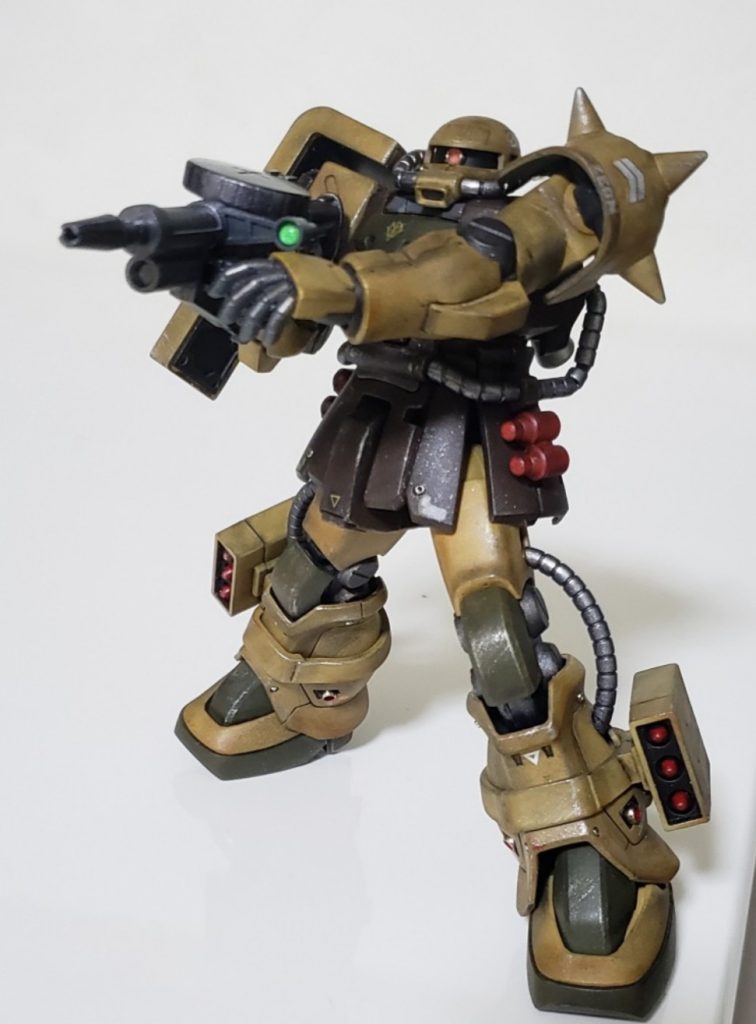 付属武器②MMP-78 120mmザクマシンガン付属の銃持ち手は手首に変な角度が付いててザクマシンガンが両手持ちしにくい^^;なのでシステムウェポン006の銃持ち手に変更!してます。