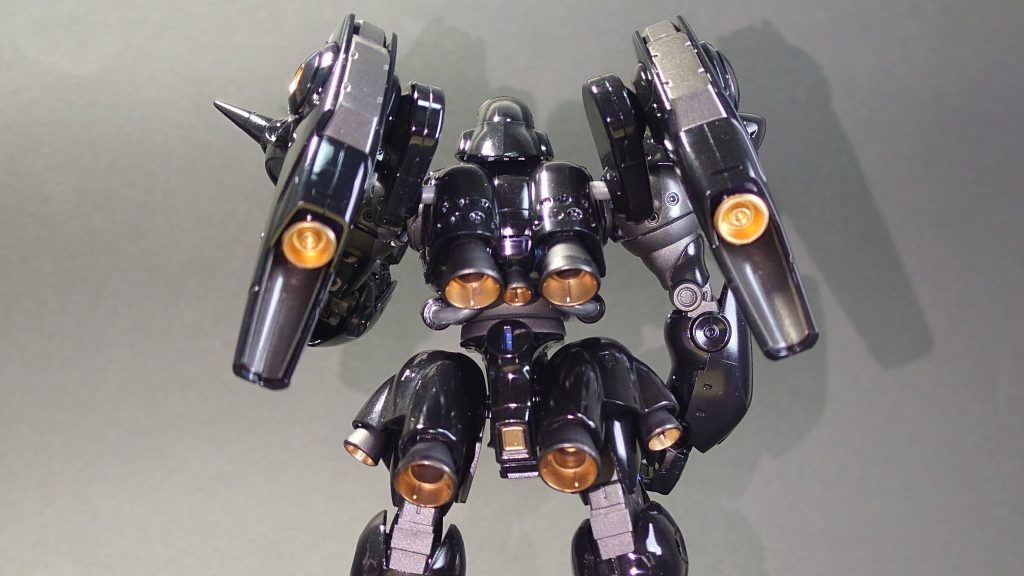 無改造で、ノーマルのバズーカラックのところにボールジョイントを挿し込んでいるので、いつでもバズーカ仕様にできます。（バズーカは組み立ててませんけど…）