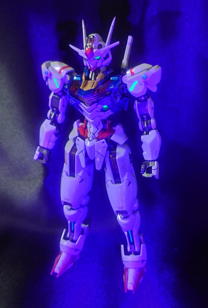 カメラと外装の一部を蛍光色にして、ブルーライトで光ります。ガンドフォーマットを蛍光にするのは老眼には厳しすぎました(^_^;)