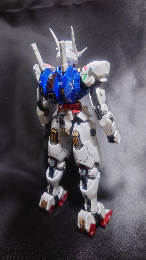 バックショットです。太腿の裏と膝は切り出して後ハメにしました。