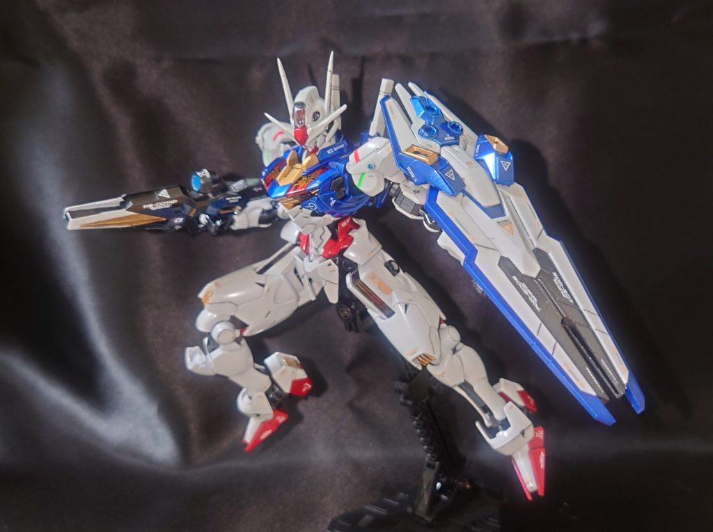 武装してお約束の箱絵ポーズ。ちょっと我慢出来ずにビームライフルのカラー変更とシールド上部にラインを入れてます。