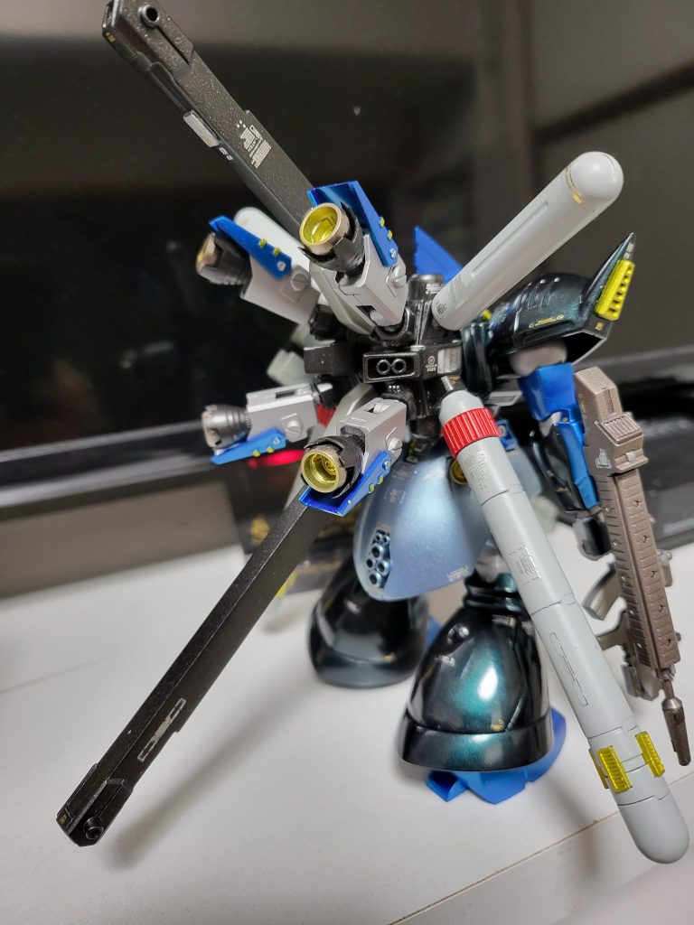 偏光具合が一番わかる写真。右ふくらはぎの青と黒の偏光がキレイに出てます。