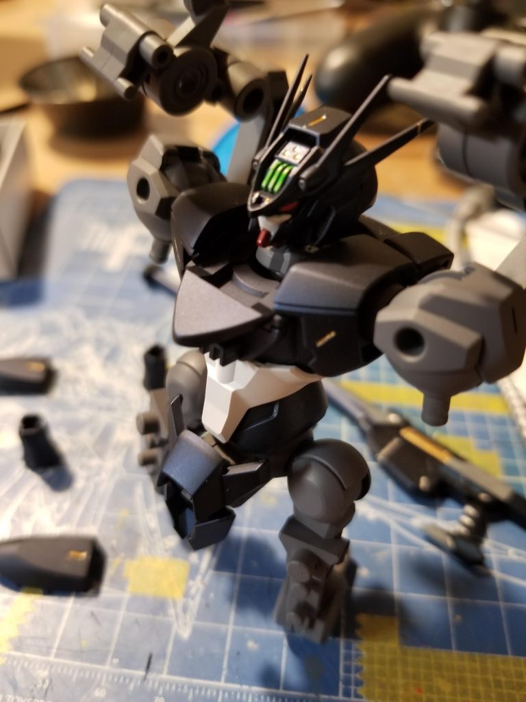 ベースカラーはプリズムブルーブラック、ニュートラルグレーⅠ、メカサフヘヴィ。ゴールドの墨入れと蛍光グリーンはアクリジョン筆塗りです。