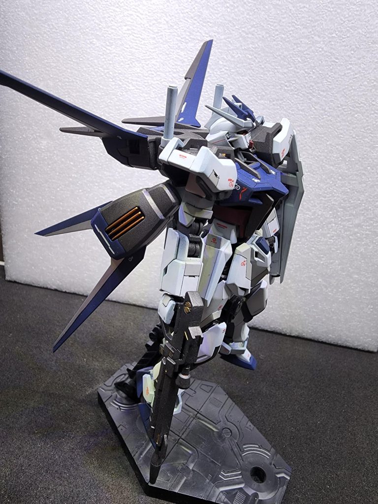 ビームライフルの細かい部分などはエナメルでお手軽に筆塗り。はみ出ても問題なしです。今回はHGUCということで1/144でしたが、MGでしっかり作りこみたいです☆次は設定色SPで。