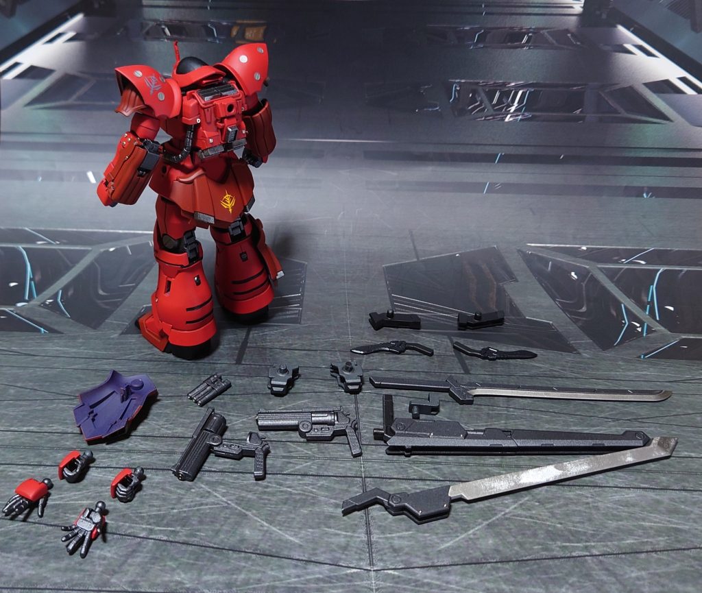 付属品一式。武器類はキットのものを使用せず、HGBCアメイジングウェポンバインダー付属のナイフ二振り(&ラック)、他社パーツの二丁拳銃と刀を用意。二丁拳銃と刀はグリップのサイズが合わないので、手首側を削って調整しました。