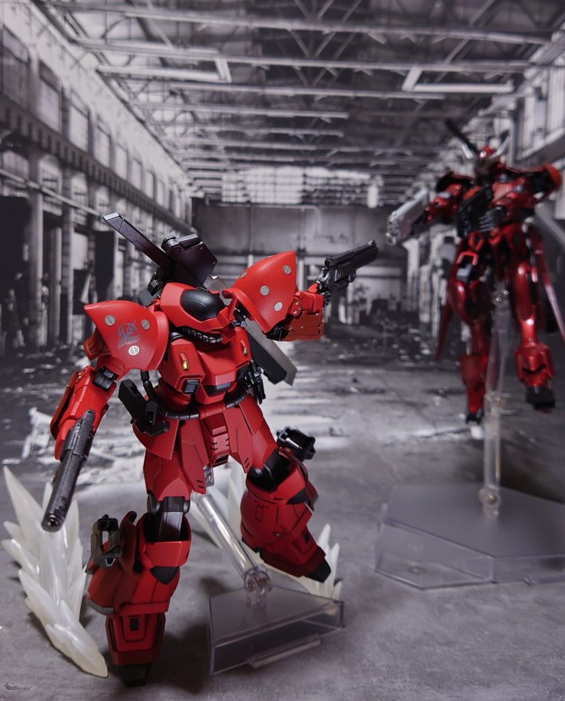 赤いカラーリングに二丁拳銃と大剣、ということで過去の拙作“ガンダムバルバトスレッドグレイブ”とガンプラバトル。