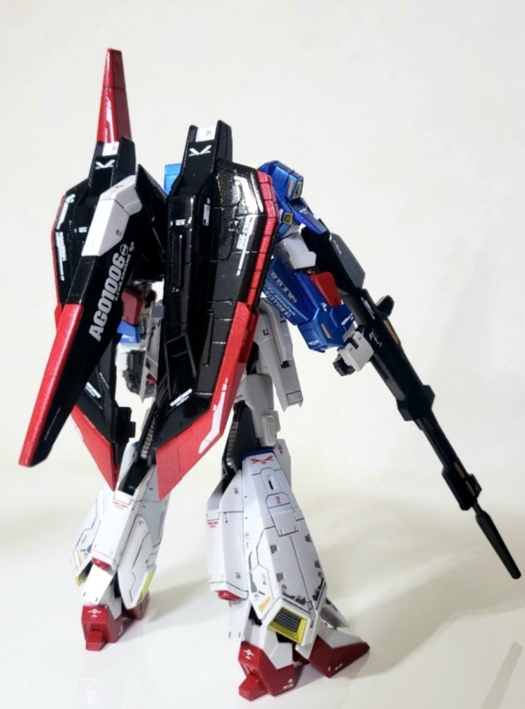 フライングアーマーは基部接着で位置固定。でないと触る度に動いてしまって持てません。このキットは素立ちで飾るしかないです(T T)