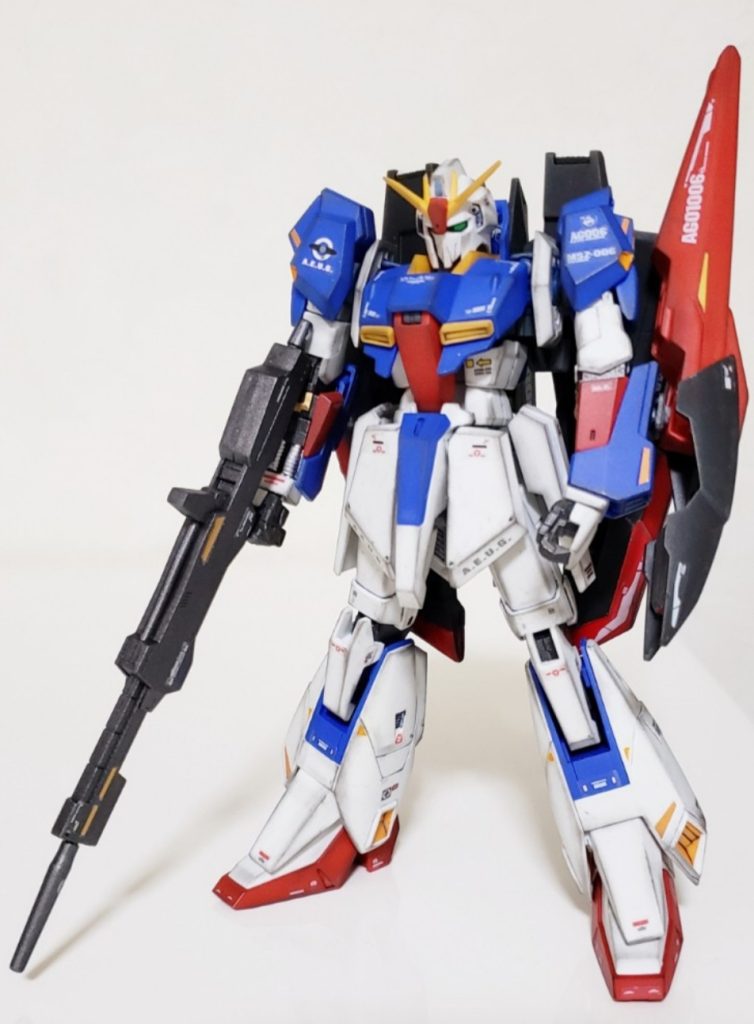 こちらはHG No.203 Zガンダムです!GUNPLA EVOLUTION PROJECTの第一弾ですね。完全変形を諦めたおかげか、シールドが細目だけど、なかなかのプロポーションですね!