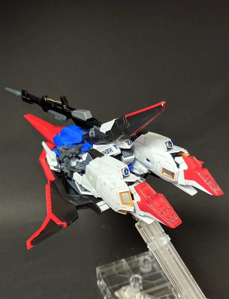 ウェイブライダー形態へは、組み上げ完成後、デカールワークに入る前に変形させました。どう考えても、完成後に変形させるとデカール剥がれしそうだったので…。