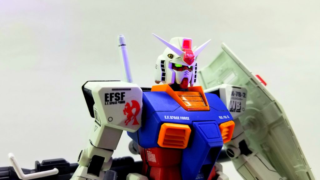 カメラ類はクリアパーツだったので内部から蛍光で塗装。消灯と点灯って感じ