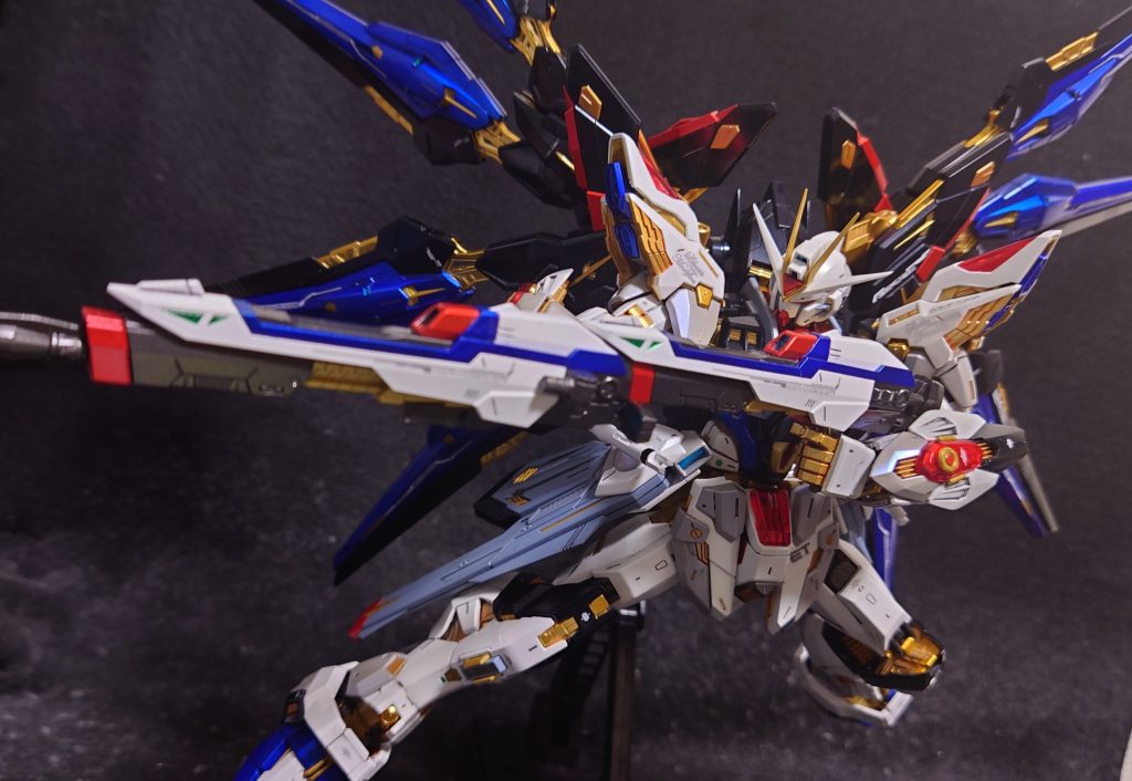 タイトルバック的な外装をどうするか悩みましたが結局コテコテの光沢メタリックにしました。准将は被弾しないですしね