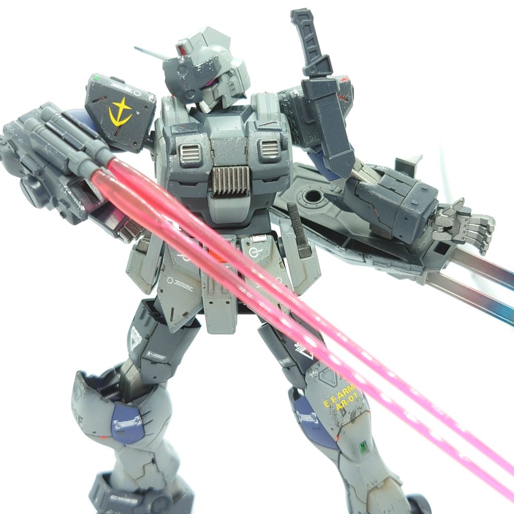 接近戦においてはビームサーベルとヒートエッジによる連続攻撃を行い、敵機に反撃の余地を与えない苛烈な連撃を繰り出す。