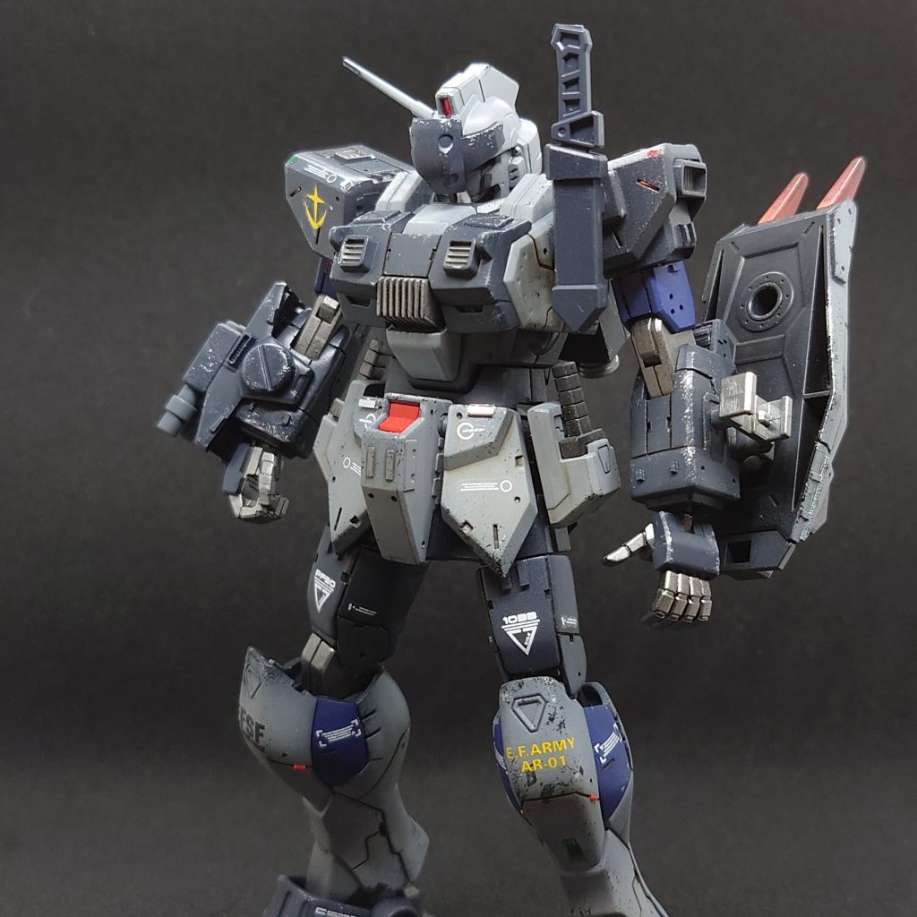 「陸戦型ガンダム 強襲特化型複合機」陸戦型ガンダムをベースとした軽量な近接タイプのバリエーションモデル。一年戦争中の戦闘で中破した陸戦型ガンダムのコアユニットをベースに、入手経路不明ながら「妖精」と呼ばれるMSの予備パーツを組み込んで再設計されている。設計に際し、コジマ大隊を始めとする陸戦型ガンダムの運用記録から幾つかの現地改修機のデータを抽出し、特に優良なものを「既に実戦での運用が認められた換装機運用データ」として新たに組み込んでいる。こうした仕様は開発期間の短縮と即時実戦運用するための開発プランとして当初から計画されていた。主にジオン残党を討伐するための部隊「ヘルドッグス」に配備され、局地を中心としたゲリラ戦を想定している。北米を中心にジオン残党内で「黒い爪に切り裂かれた」という情報が拡散しており、本機体による強襲攻撃のことを指していると思われる。