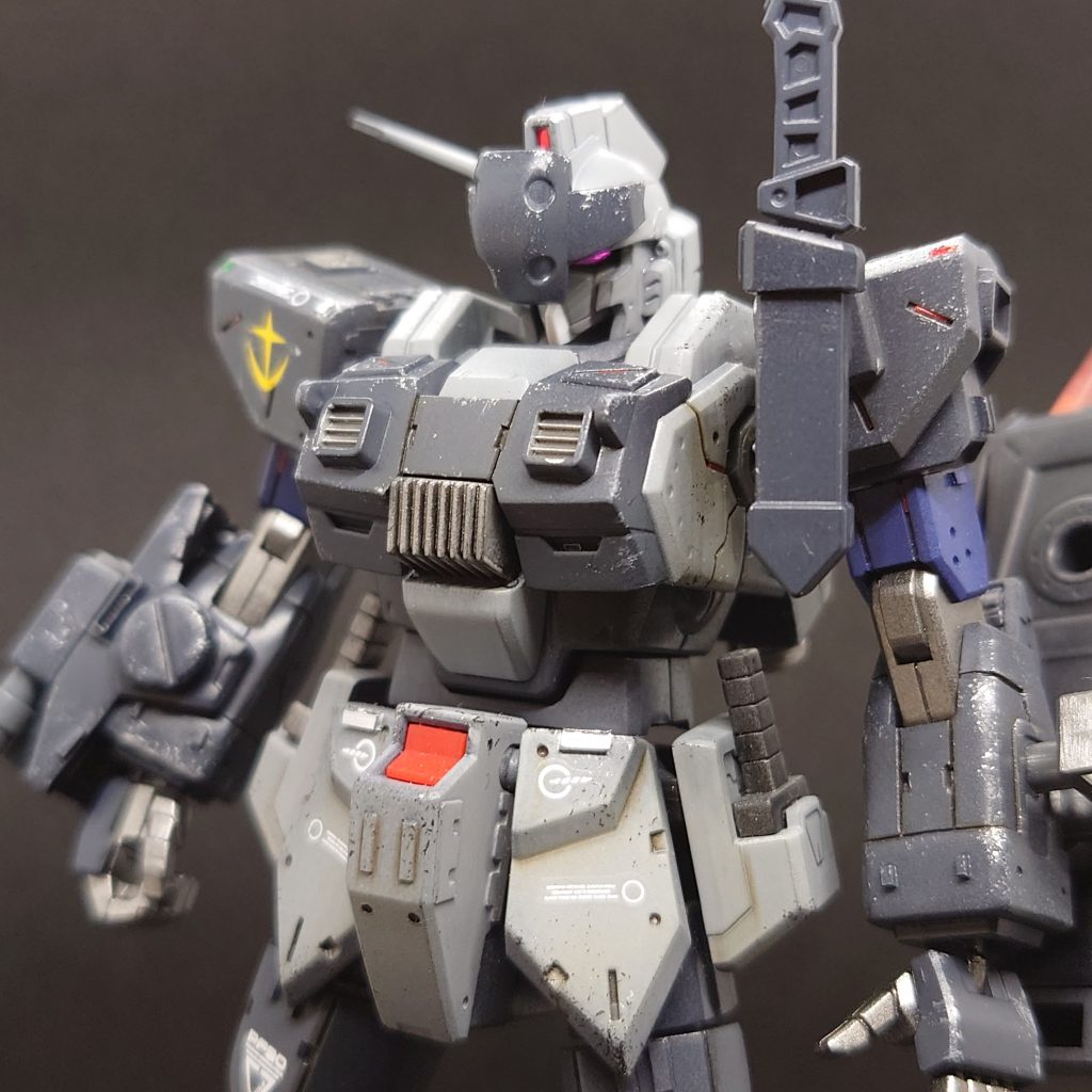 頭部や胸部には、コジマ大隊における陸戦型ガンダム現地改修機の設計流用が見て取れるものの、増加装甲はガンダリウム合金をベースに製作され、搭載された高出力ジェネレータが発生させる高熱を効率よく排出するための排熱機構が徹底して盛り込まれている。頭部はカメラアイ保護の増加装甲を備え、さながら正面から見た印象はフルフェイスにも近いものがある。