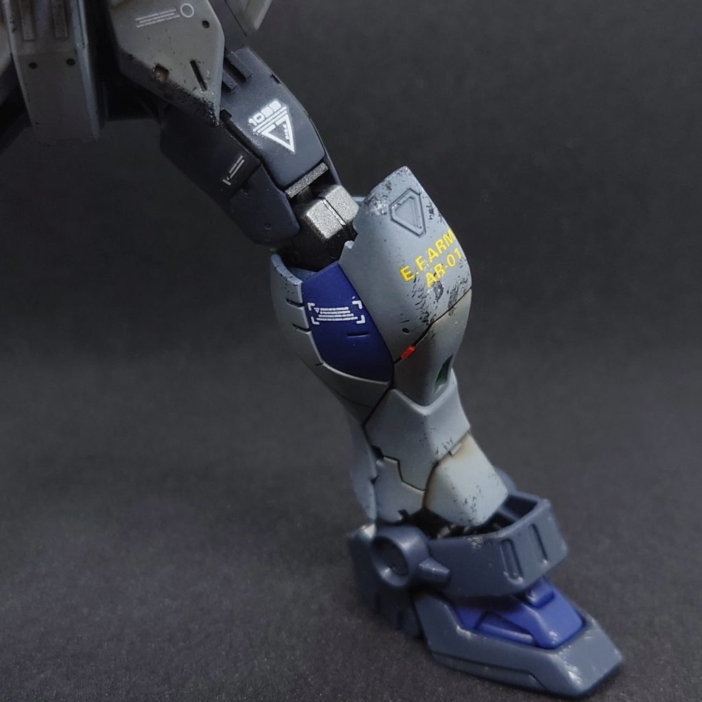 脚部。出自不明のガンダムピクシーのものをフィッティングした上で装備している。一年戦争時重力下最速と謳われた妖精の健脚は本機体に装備されても変わらず発揮される。