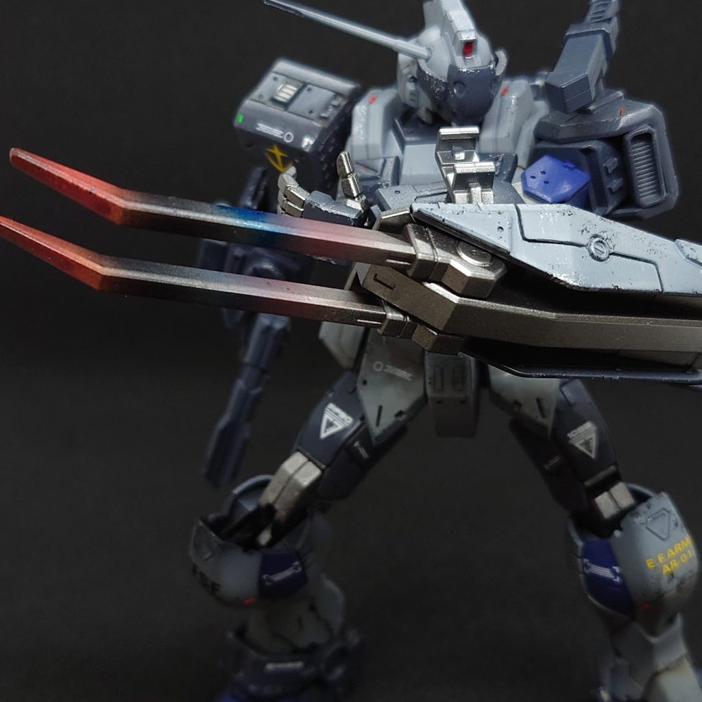 ヒートエッジガントレットから展開する加熱式のクロー。ジオン系技術を導入しており、ガンダリウム合金を軸に強固で鋭利な構造になっている。