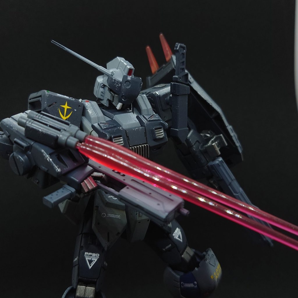 右腕ビームサーベル小型のガントレットを介して装備。マニピュレータによる使用も可能。ユニットは陸戦型ガンダムと同様のもの。