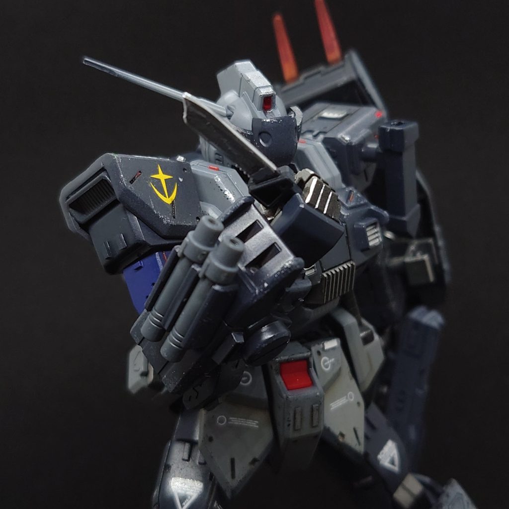 アサルトナイフ左肩アーマーに装備。過剰なまでの近接装備が本機体の仕様を物語る。