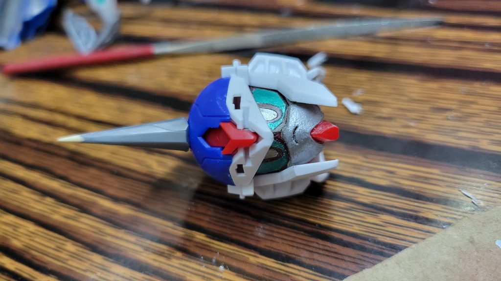 面部是依照雷轟鋼彈的特徵重新改造