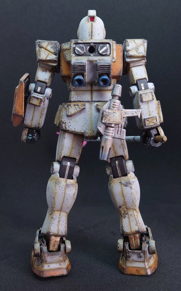 ビームジャベリンを主体とした格闘型のジムのため、連撃時に邪魔を想定して、ビームスプレーガンは腰に装着。