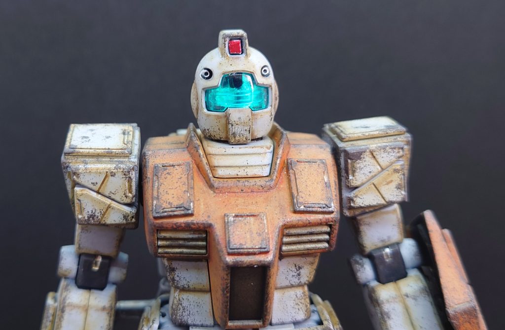 頭部は、センサー(凸)の内側に、ジムのシールの余白(銀)を貼っているため、反射で光っているように見えます。メインカメラ(頭部頂天、赤い四角)も同様に、ジム・コマンドからシールの余白の赤い部分、後頭部のカメラはシールのBANDAIマークを切って(2mm×3mm)貼っています。