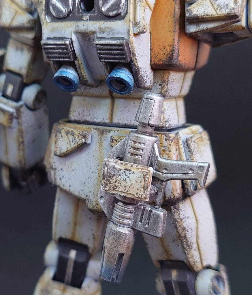 今回は完全装着(飾り)のため、ビームスプレーガンは外れません。MSアーマーで見えませんが、2本のランナーの破片でビームスプレーガンを支えています。