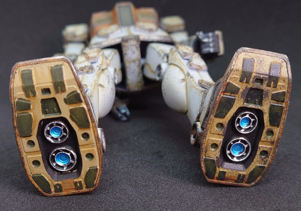 足裏もしっかり塗っています。個人的お気に入りポイントはココかも知れません。塗料:筆ペン極細、Seriaの水性ペン銀、ガンダムマーカーメタブルー