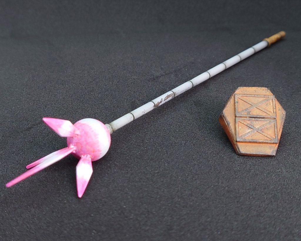 ビームジャベリンのビーム部分はメタリックレッド一色でしたが、何だかしっくりせず、マットホワイトに塗り直して、水性マーカーピンク(Seria)で重ね塗りしています。これでビームっぽさが出てくれたら良いのですが。