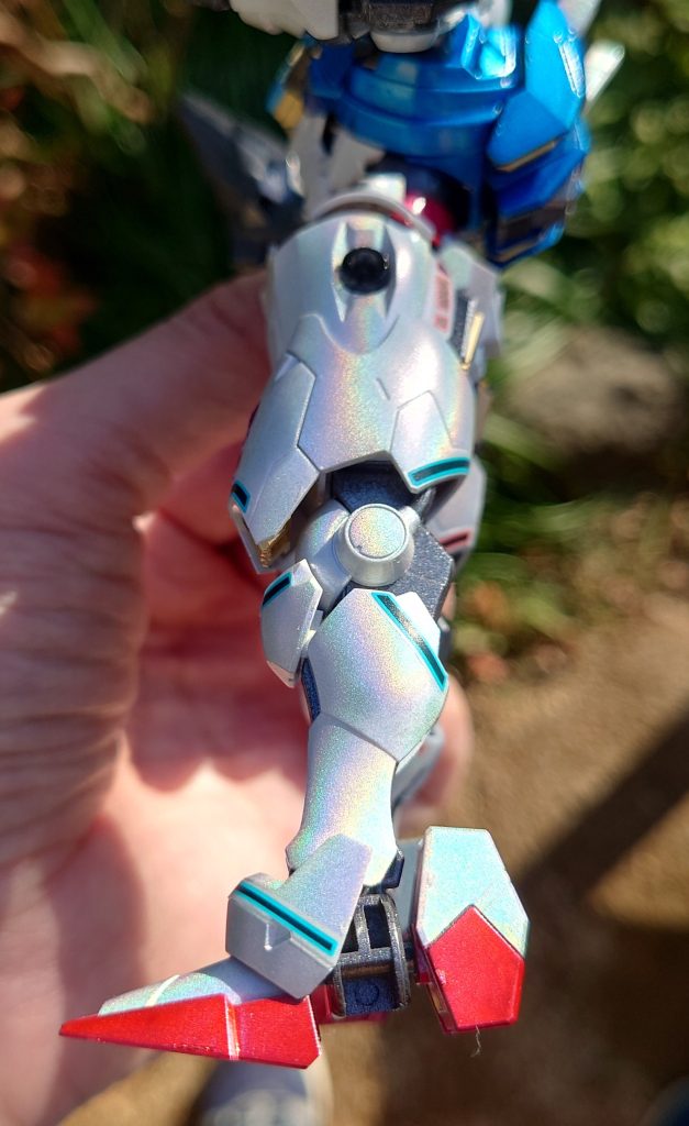 光を反射して、虹色にキラキラ光ります!ビック○マンのヘッドみたい(笑光の羽とか、クリアのエフェクトパーツに吹くとカッコ良くなりそうですねー    「祝福」のCD箱がしっかりしていて、カッコ良いプラシートが付いていて、小説が入っていて、デミトレーナー同梱されてて、エアリエル用デカールがおまけで…こんなに豪華で良いんでしょうか…さすが、水星…お固いのね(違