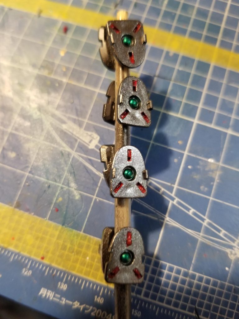 コラキの塗り分けです。スターブライトアイアンにアクリジョンのつや消しレッドとメタリックグリーンです。試しに合体させたらハゲたので2度と格納出来ない身体になりました。