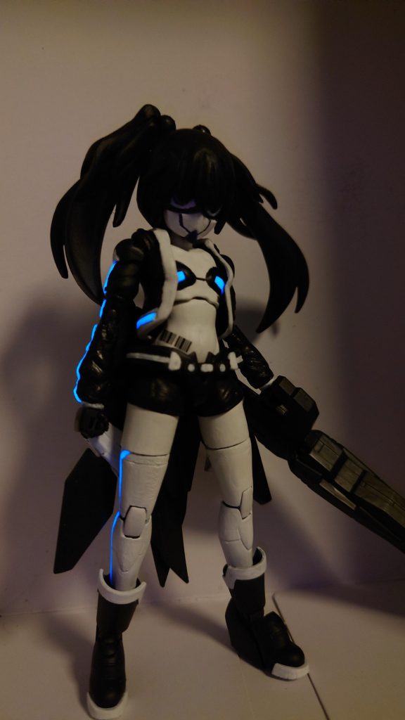 蓄光パウダーとUVレジンを混ぜて蓄光レジンを作りそれを体のラインに配置して暗闇でラインを光らせることも可能です。