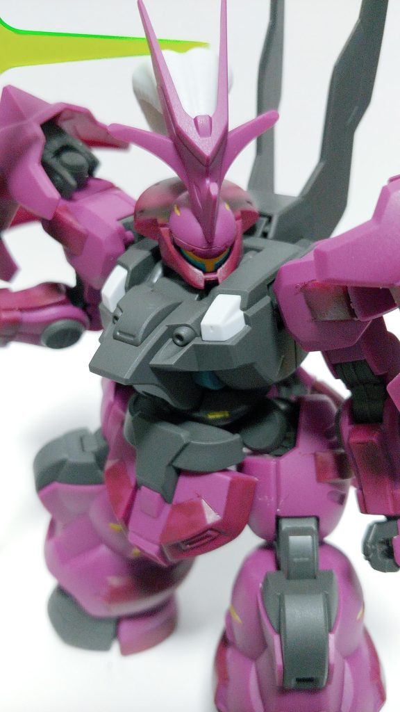 セイラマスオさんに倣って、薄めた塗料で重ね塗りまくりました。筆ムラはなくなったけど色ムラが……難しいすぎてスペーシアンをぶん殴りたくなりました。