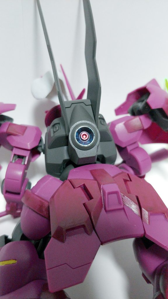 バーニアはメッキ塗装の上からウェザリングペンの青と赤。