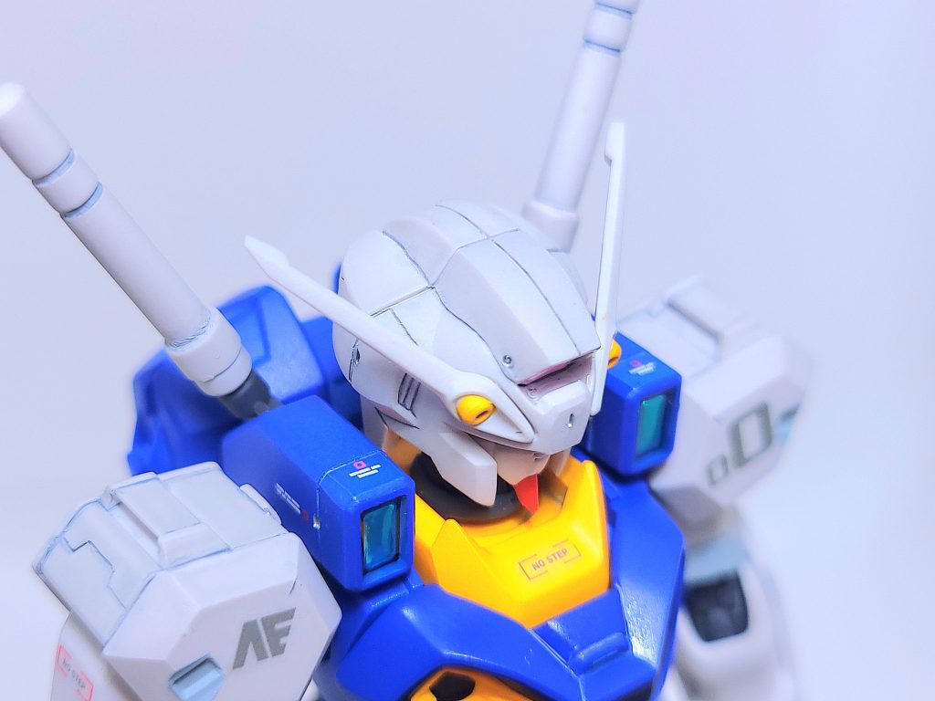 製作中に頭部アンテナの処理に迷っていたら、エンゲージゼロのデザインを手掛けた「ことぶきつかさ」様がエンゲージゼロのアンテナのことで一応Z系に繋がるフォルムの頭部としてデザインしているので、あえてそのまま残しておいてもZプラスみたいで格好良いかもしれませんよ。とツイートされていたのをみて、この形状にしました、バチバチにカッコいいです!!最後はポージングをいくつか…