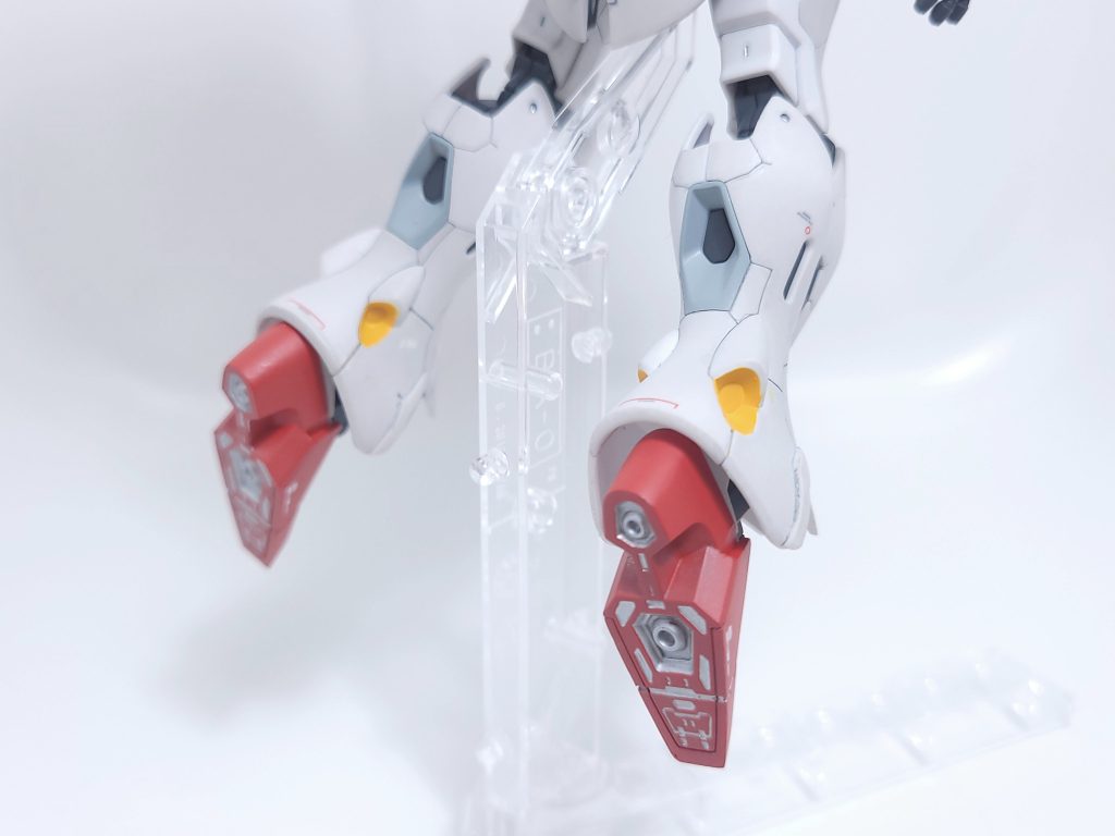 下半身はジオン味と女性的な綺麗な曲線のフォルム。各所に姿勢制御用スラスターが搭載されているようですので、その周りはエアクラフトグレーで塗り分けしています。