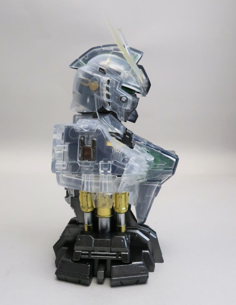 クリアパーツの表面がザラザラしていてフレームが見えにくかったので、細かい紙ヤスリとコンパウンドで透明度を上げました