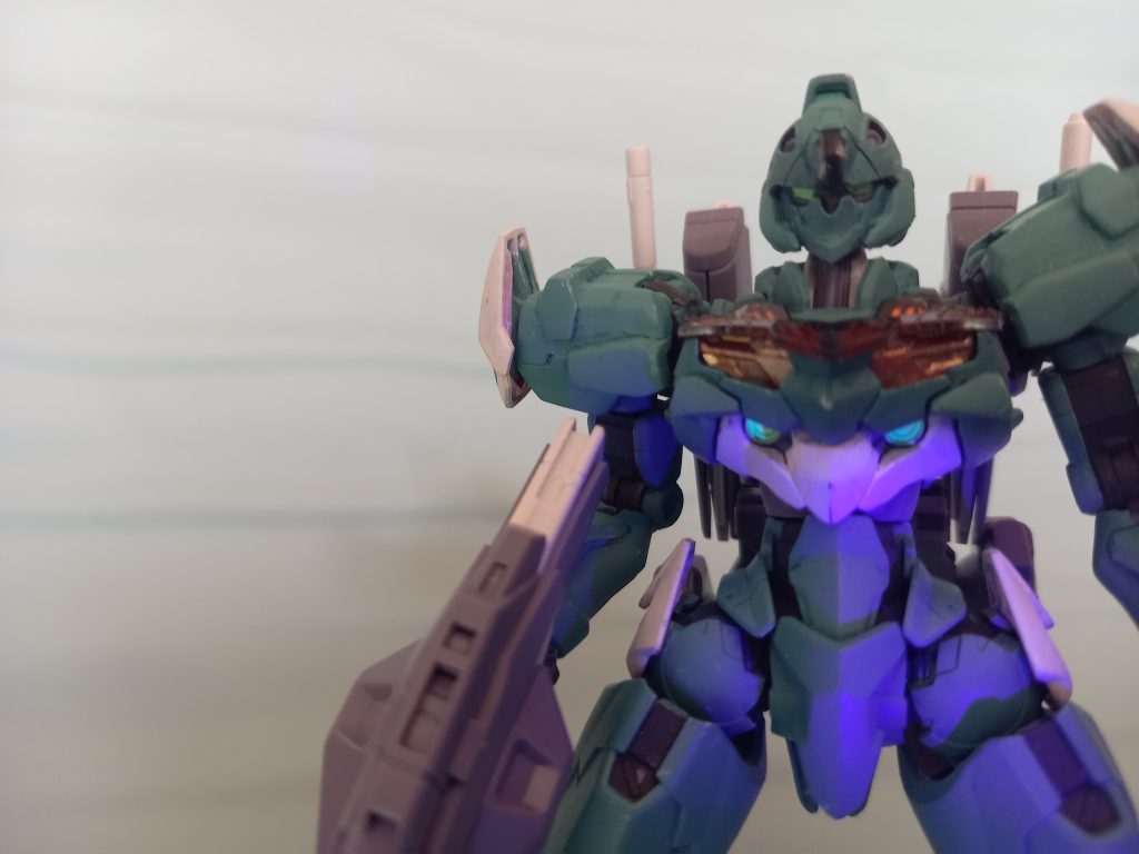 ガンダムマーカーの蛍光グリーンで胸の目玉のツインアイはぬってます。