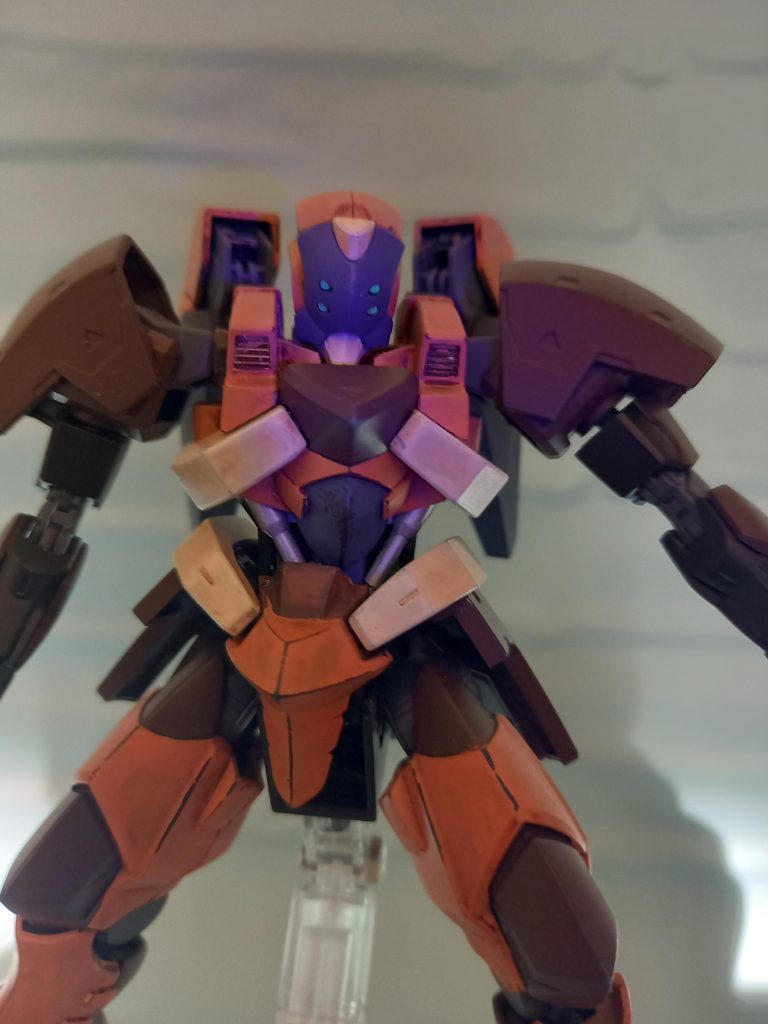 ガンダムマーカー　蛍光グリーンで目玉ぬってます。