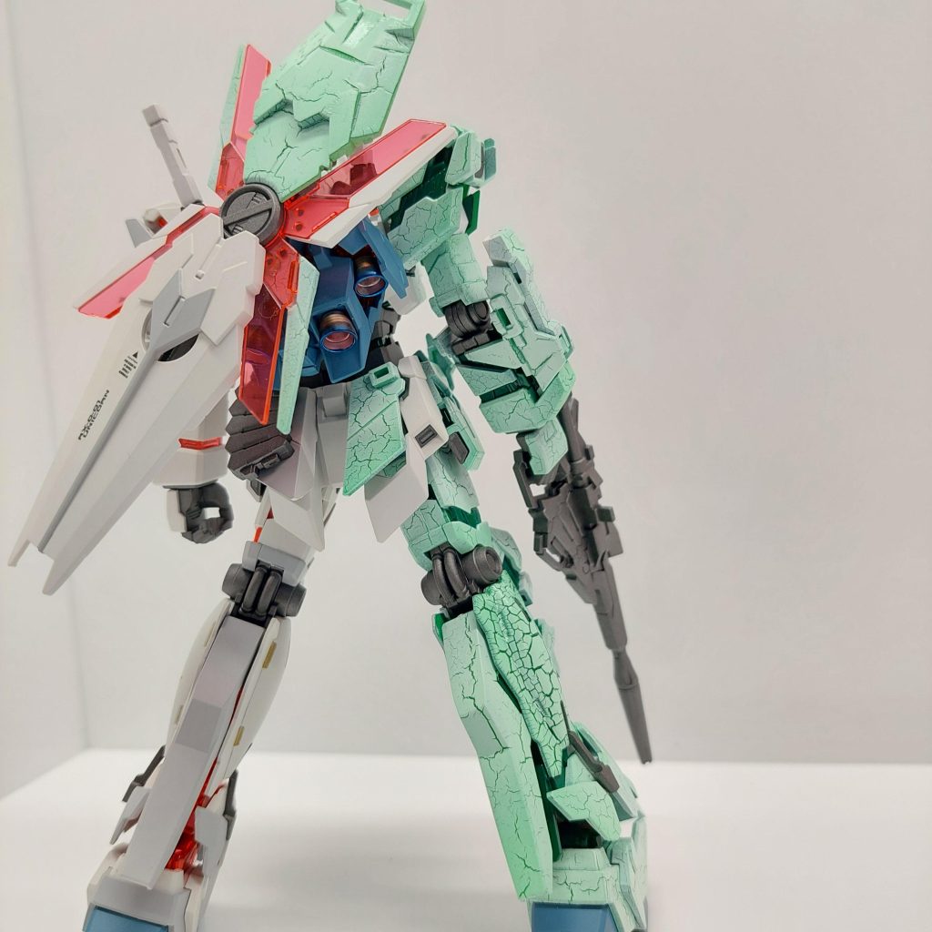 結晶をギリギリで抑え込まれたユニコーンを表現しました。