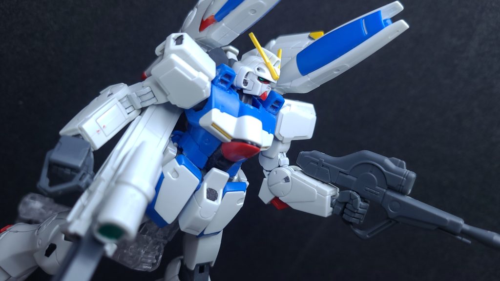 武装を両手持ちシンプルなVガンダムがフル装備になり見ごたえあります