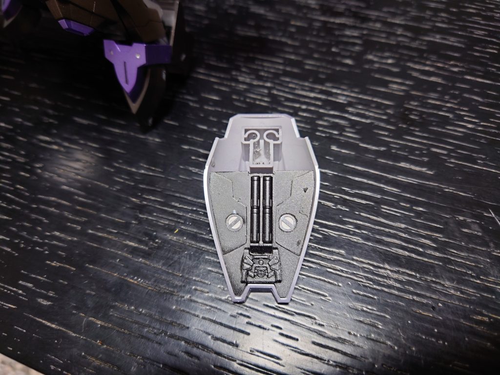 背部のアーマー裏が寂しかったのでプラバンやらジャンクあさってそれらしいの切り貼りしてメタルブラック艶消しで付けました。