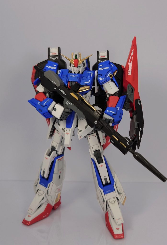 塗装は、赤/青/黄/黒パーツはほぼ全て塗装し、つや消し仕上げ(黄色はスーパーリッチゴールドなどで一部光沢)。白/グレー外装とABSパーツは塗装していませんが、パイプや銃口などは目立つので塗装しています。