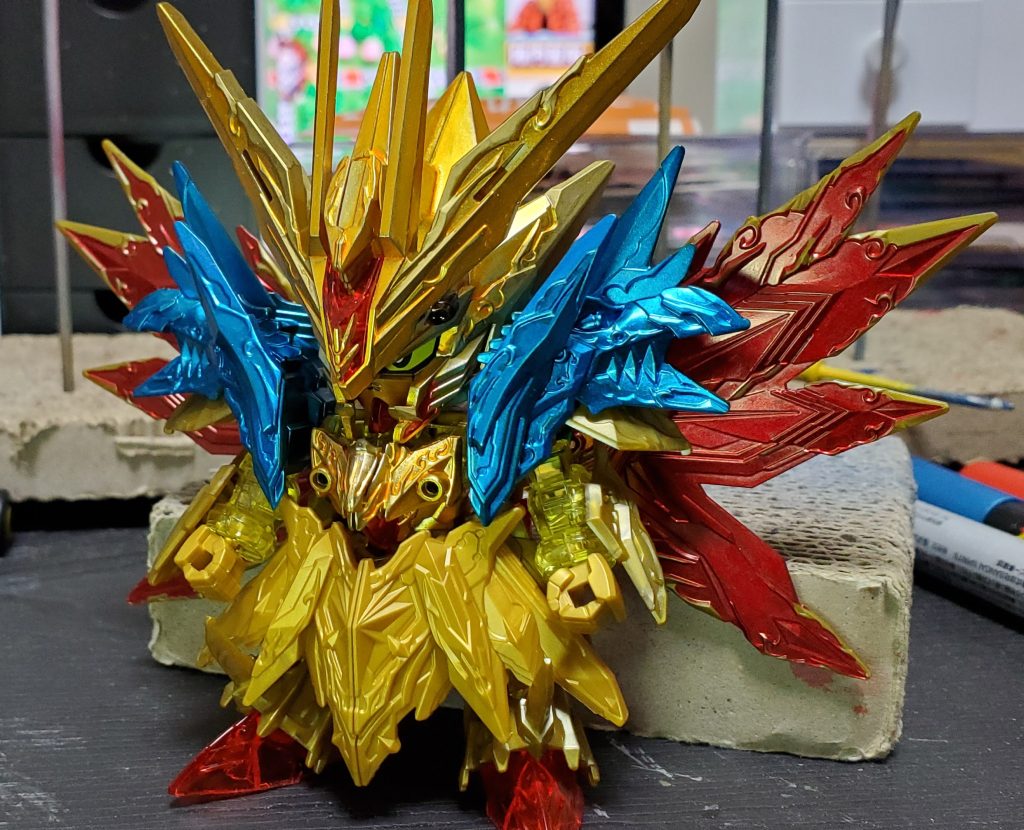 塗装途中で仮組み。塗装した上半身と塗装前の下半身のゴールドがだいぶ違いますね。