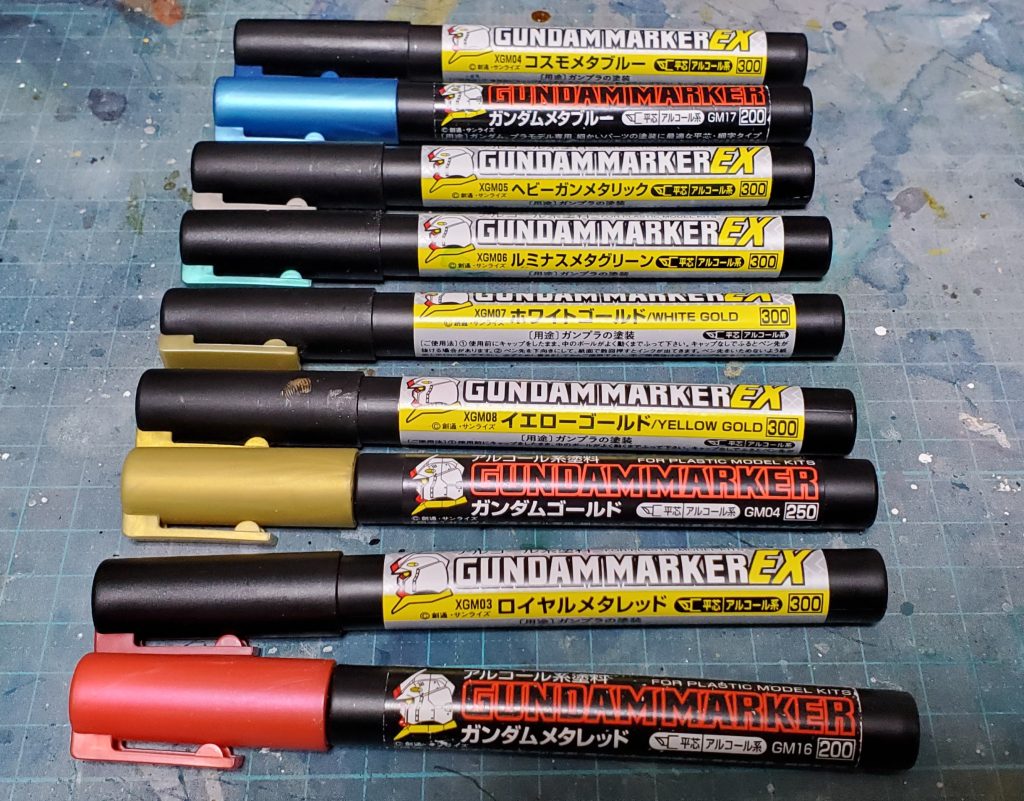 塗装はすべてガンダムマーカーで行いました。筆も使わずペン先のみです。使用色はコスモメタブルー、メタブルー、ヘビーガンメタリック、ルミナスグリーン、ホワイトゴールド、イエローゴールド、ゴールド、ロイヤルメタレッド、メタレッドです。
